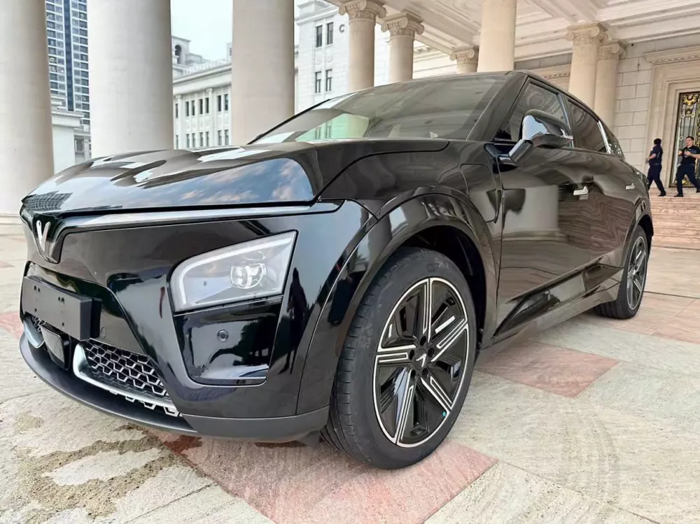 VinFast VF7 lộ hình ảnh bằng xương, bằng thịt trước khi bàn giao cho khách Việt