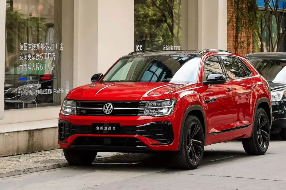 Volkswagen's new million-dollar car duo will debut in Vietnam this month, with deliveries before Tet