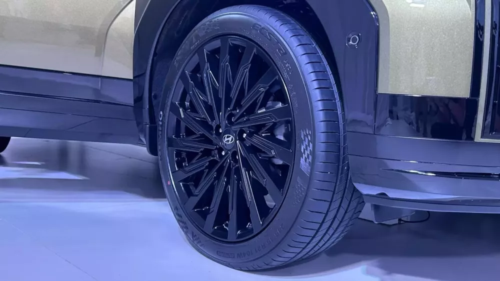 Hyundai Santa Fe 2024 được trang bị vành hợp kim đa chấu màu đen bóng khỏe khoắn