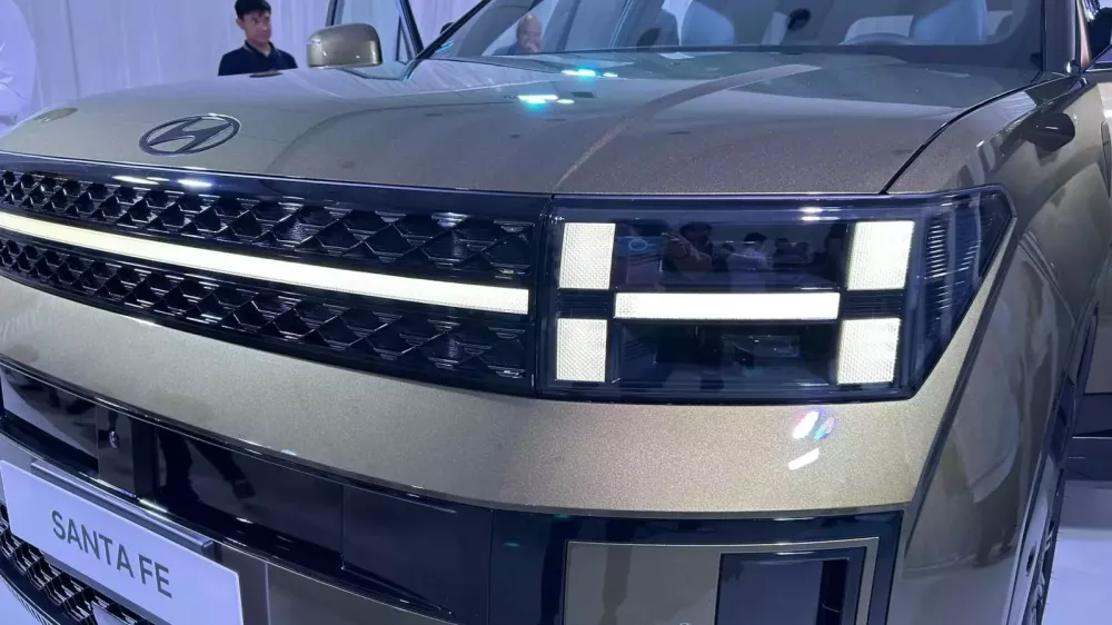 Cụm đèn hình chữ H trên đầu xe của Hyundai Santa Fe 2024