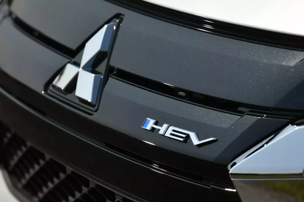 Logo HEV trên Mitsubishi Xpander HEV và Xpander Cross HEV 2024 