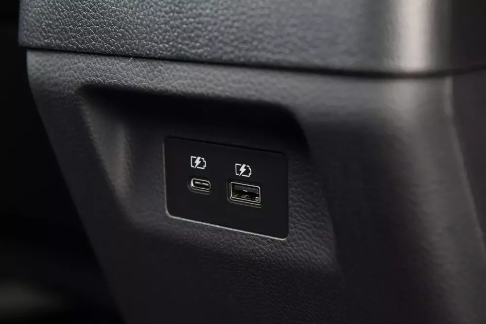 Cổng USB của Mitsubishi Xpander HEV 2024