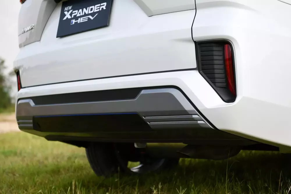 Mitsubishi Xpander HEV và Xpander Cross HEV 2024 có điểm nhấn màu xanh dương