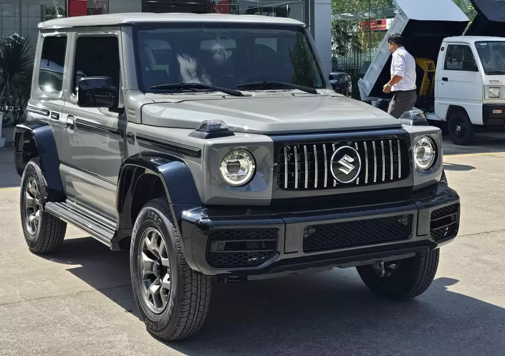 Cận cảnh Suzuki Jimny với body kit độ Mercedes-AMG G63 tại đại lý Việt Nam