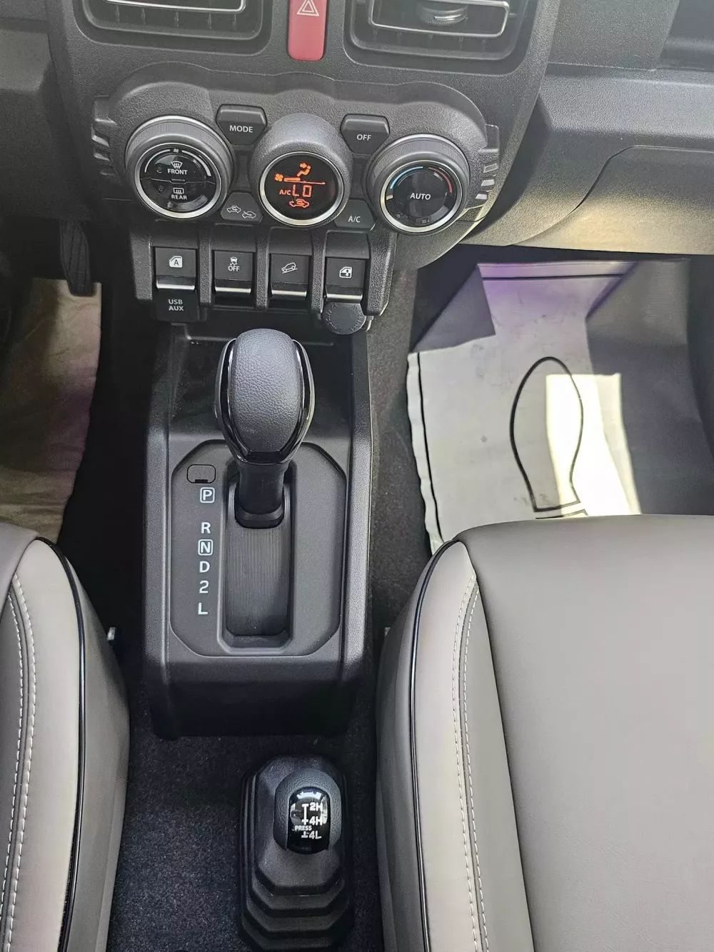 Cụm điều khiển trung tâm của Suzuki Jimny độ Mercedes-AMG G63 