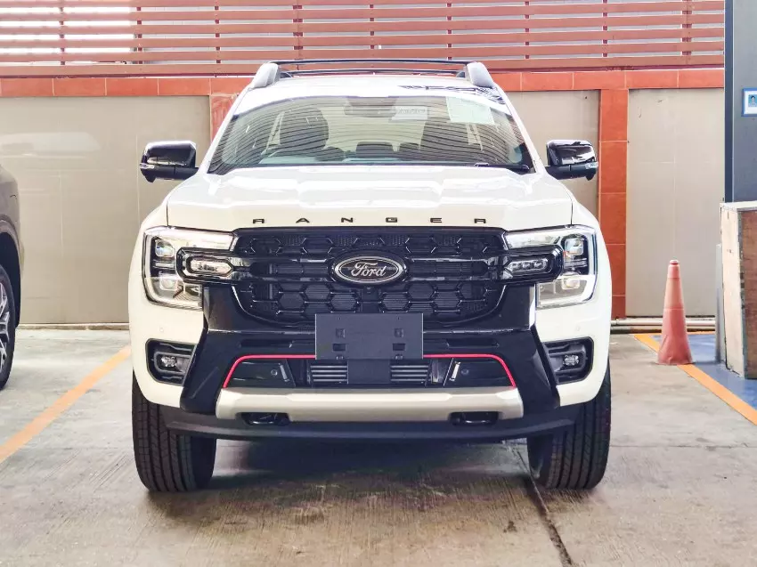 Ford Ranger Stormtrak sở hữu lưới tản nhiệt màu đen bóng mới