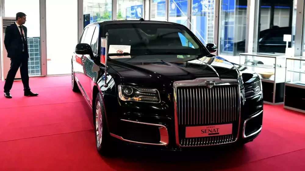 Tổng thống Vladimir Putin tặng xe được mệnh danh Rolls-Royce Phantom của người Nga cho ông Kim Jong Un