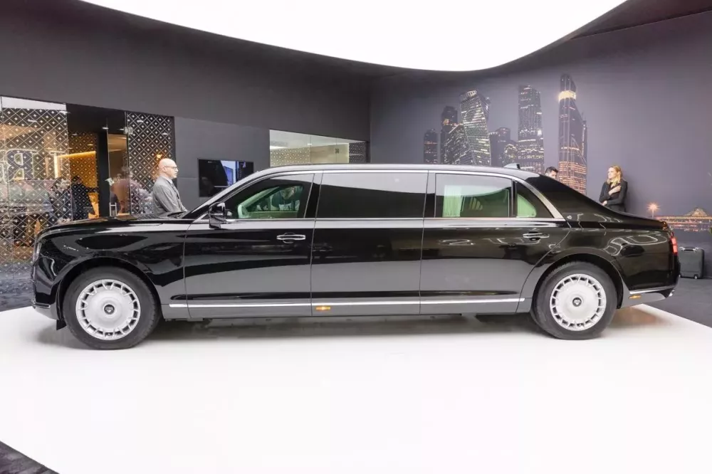 Aurus Senat Limousine có chiều dài hơn 6 m