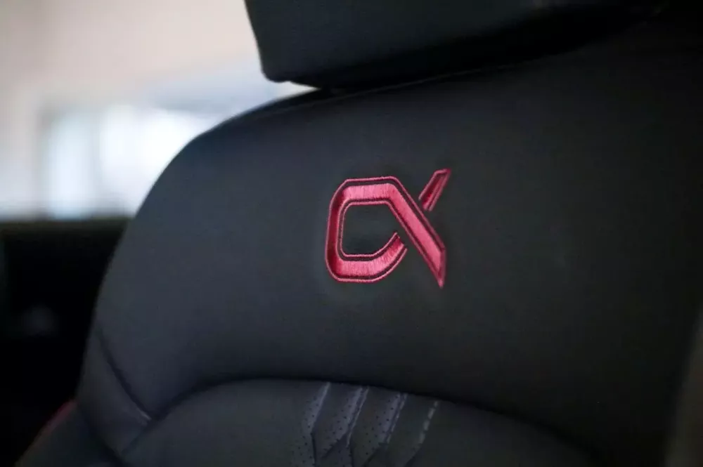 Logo Alpha màu đỏ trên lưng ghế trước của Hyundai Creta Alpha