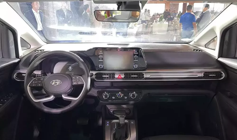 Hyundai Stargazer X đã có phanh tay điện tử