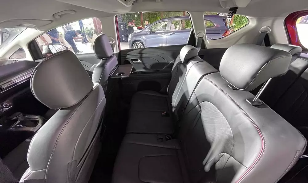 Ghế của Hyundai Stargazer X đi kèm chỉ khâu màu đỏ