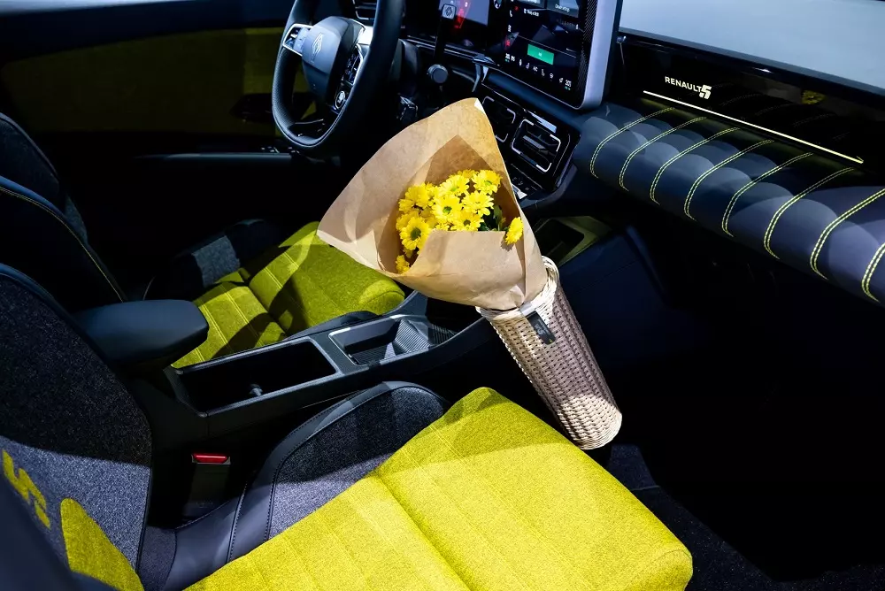 Giỏ đựng đồ ở cụm điều khiển trung tâm của Renault 5 E-Tech Giỏ đựng đồ ở cụm điều khiển trung tâm của Renault 5 E-Tech