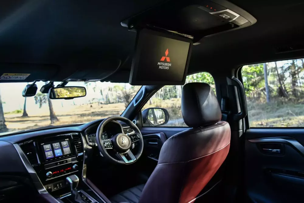 Mitsubishi Pajero Sport 2024 sở hữu màn hình giải trí treo trên trần xe