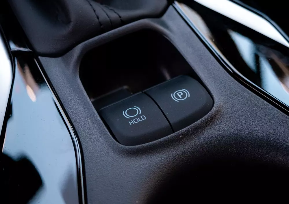 Toyota Corolla Cross 2024 có thêm phanh tay điện tử và tự động giữ phanh tạm thời