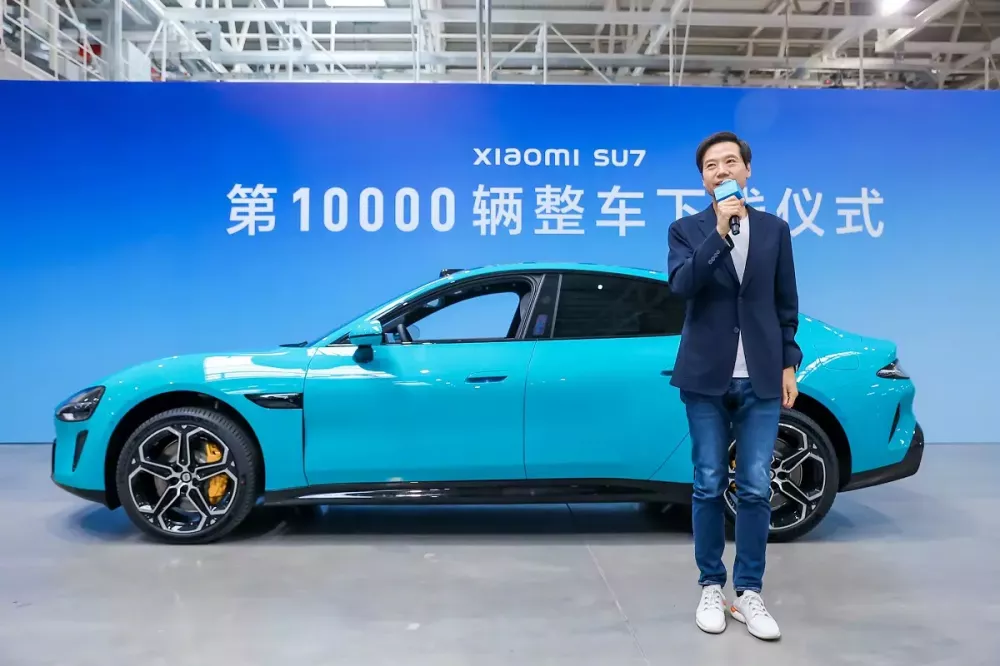 Hãng điện thoại Xiaomi xuất xưởng chiếc ô tô điện thứ 10.000 chỉ sau 32 ngày  Ông Lei Jun, nhà sáng lập kiêm CEO của Xiaomi, phát biểu tại sự kiện xuất xưởng chiếc SU7 thứ 10.000