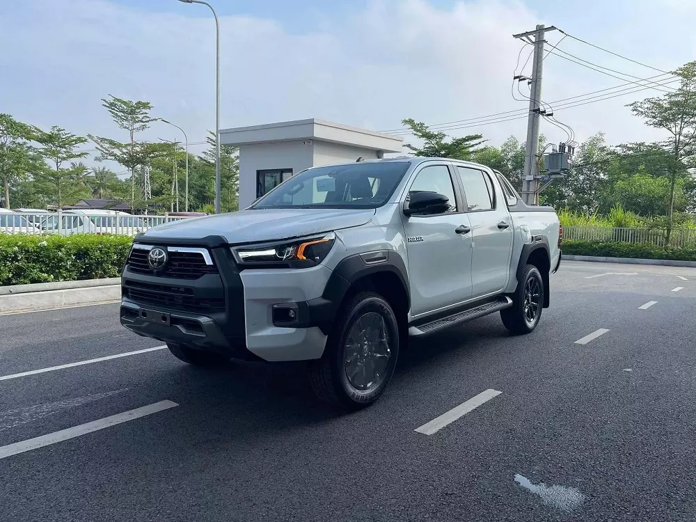 Xem hình ảnh thực tế của xe bán tải Toyota Hilux 2024 mới về đại lý Việt Nam