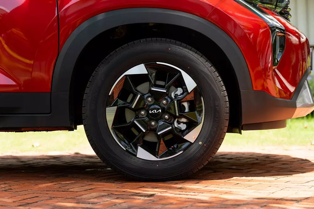 16-inch alloy wheels come standard on the Kia Sonet