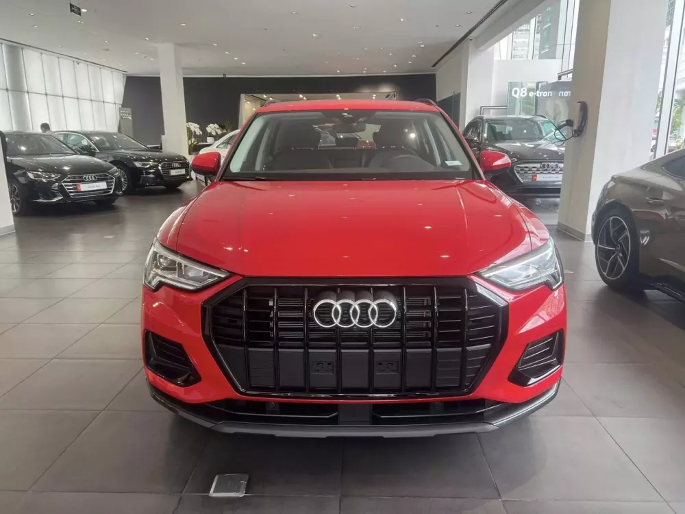 Audi Q3 Black Edition 2024 có những chi tiết ngoại thất sơn màu đen bóng