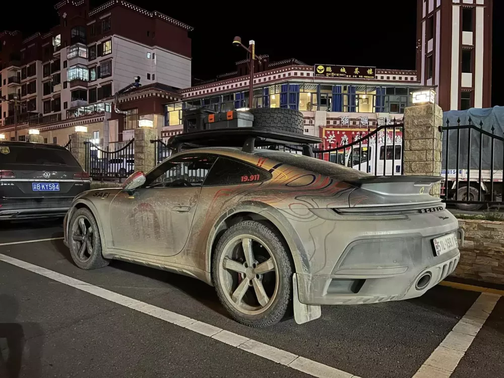 Side view of the Porsche 911 Dakar