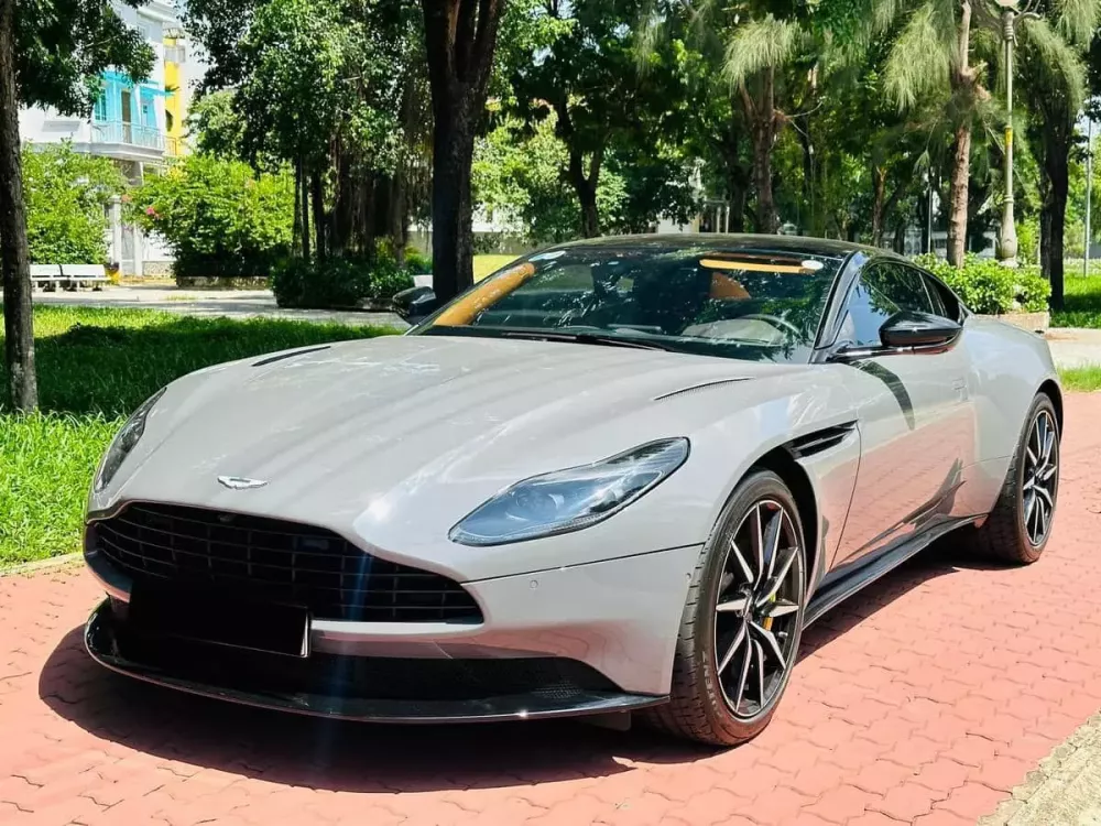 Aston Martin DB11 V8 in China Grey