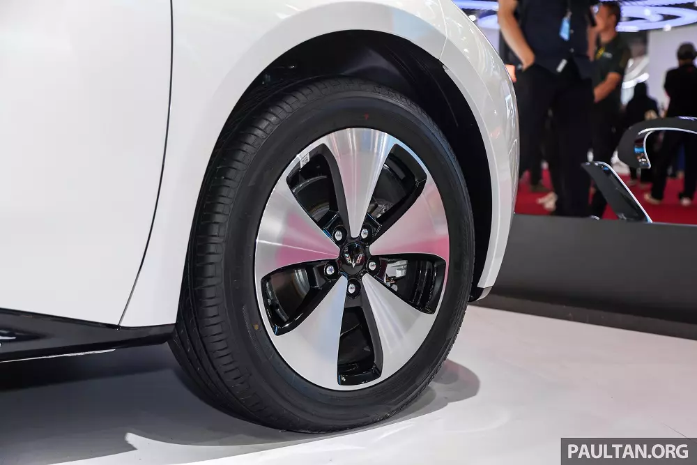 18-inch alloy wheels of the Wuling Cloud EV