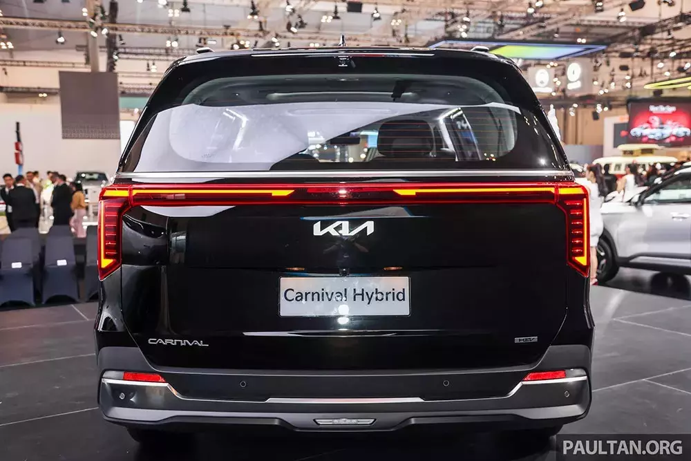 Đèn hậu mới cũng là điểm nhấn của Kia Carnival 2025