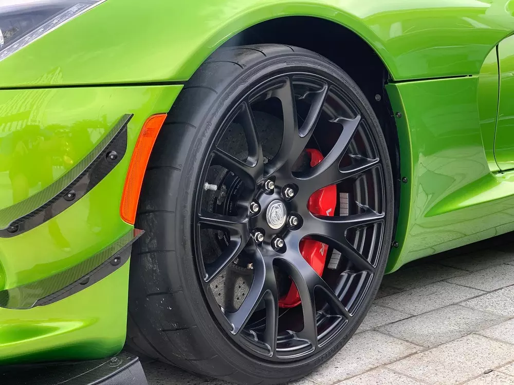 Close-up of the Dodge Viper ACR Snakeskin ACR Edition's wheels and brakes