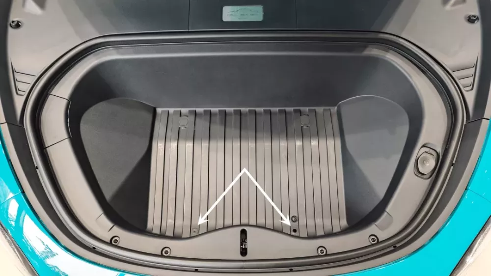 Xiaomi SU7 car with a concerned owner