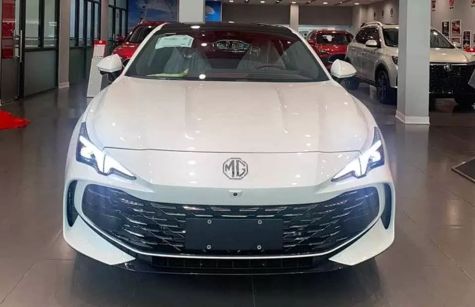 Close-up of the MG7 headlights and grille