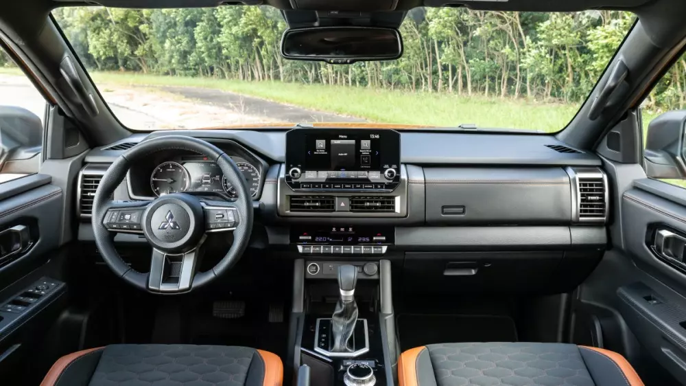 Mitsubishi Triton 2025 interior