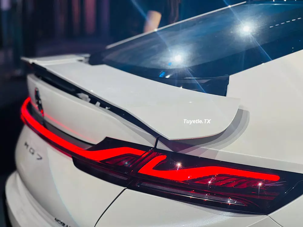 MG7 premium electric rear spoiler