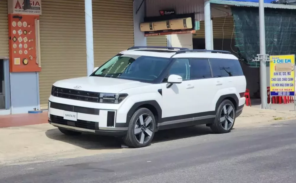 Hyundai Santa Fe 2025 spotted in Vietnam