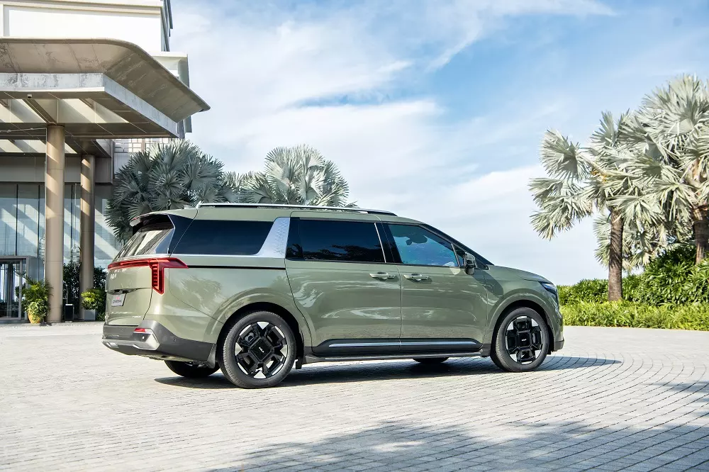 Kia Carnival 2025 in Jungle Green