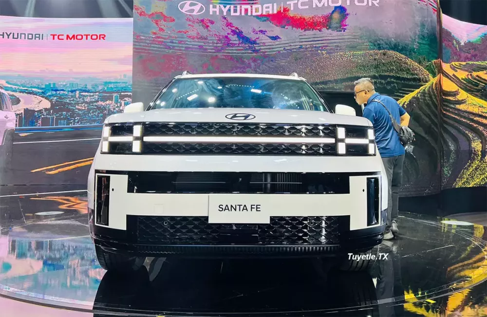 Close-up of the Hyundai Santa Fe 2025's front design