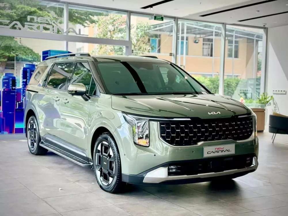 Kia Carnival 2025 at a Vietnamese dealership