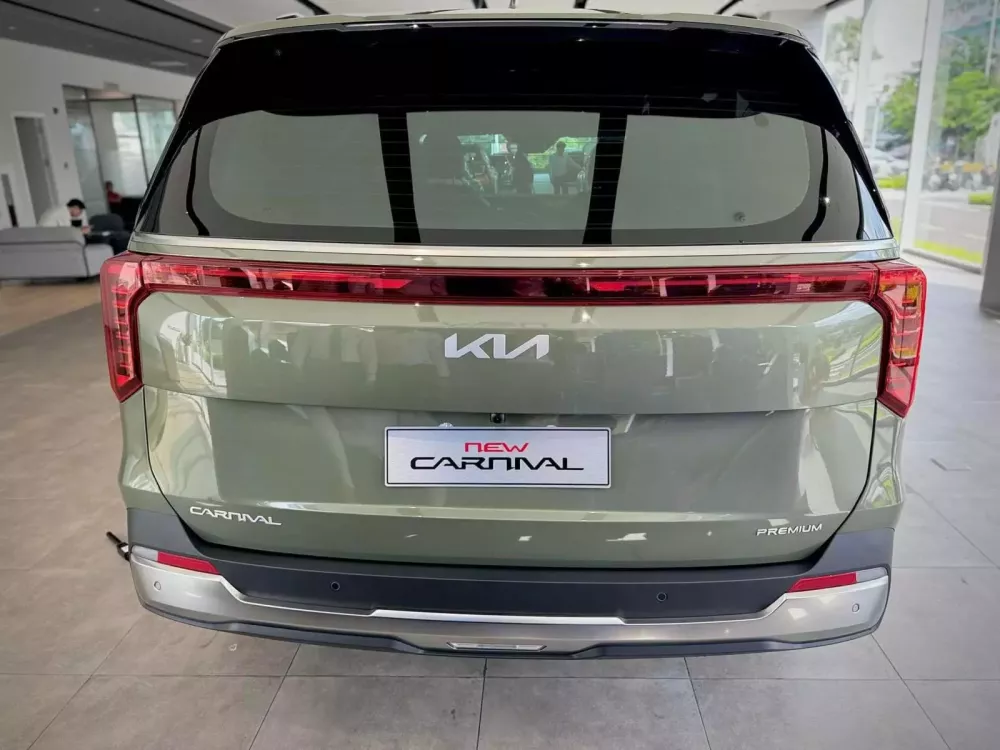 Close-up of the Kia Carnival's new taillights