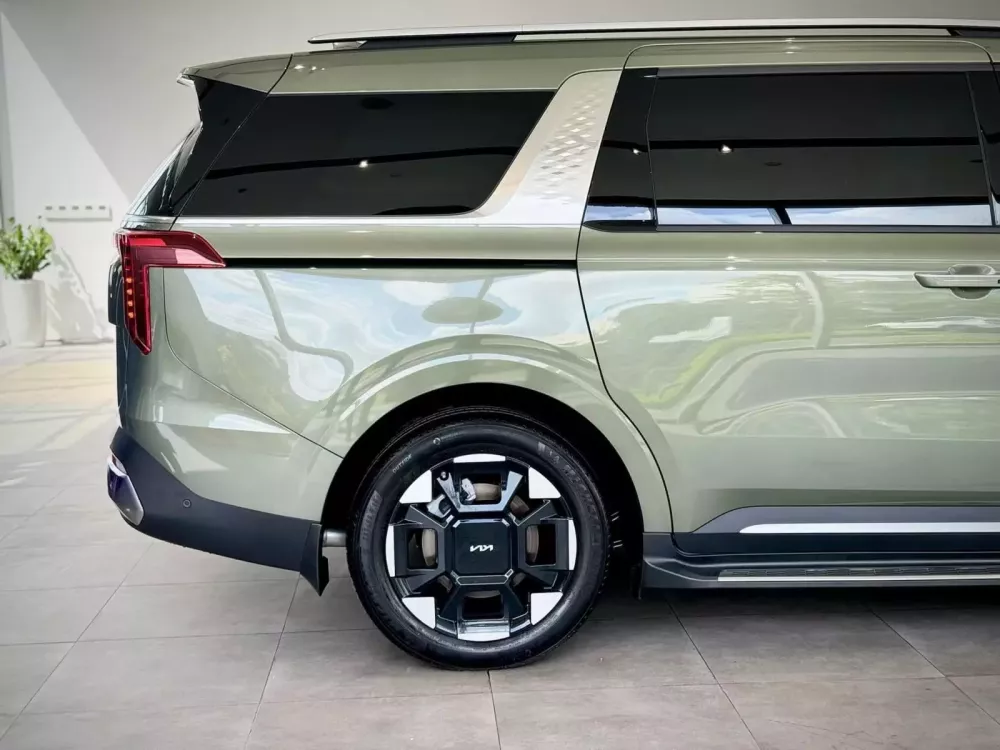 Silver trim on the C-pillar of the Kia Carnival