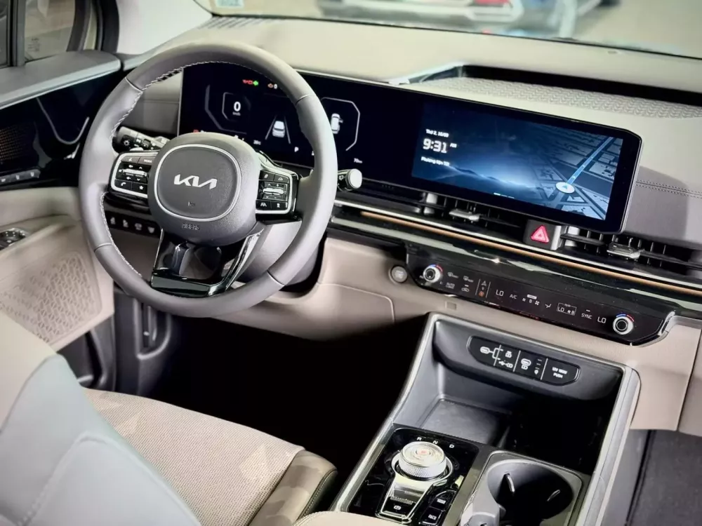 Curved display in the Kia Carnival 2025