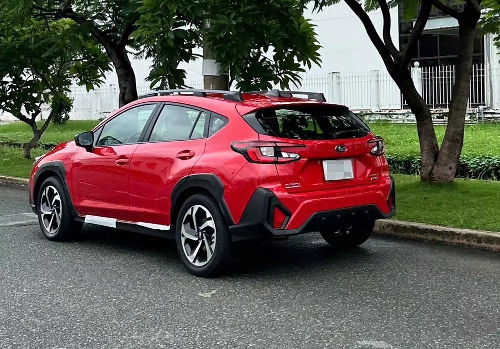 Subaru Crosstrek có nhiều chi tiết ngoại thất được ốp nhựa màu đen