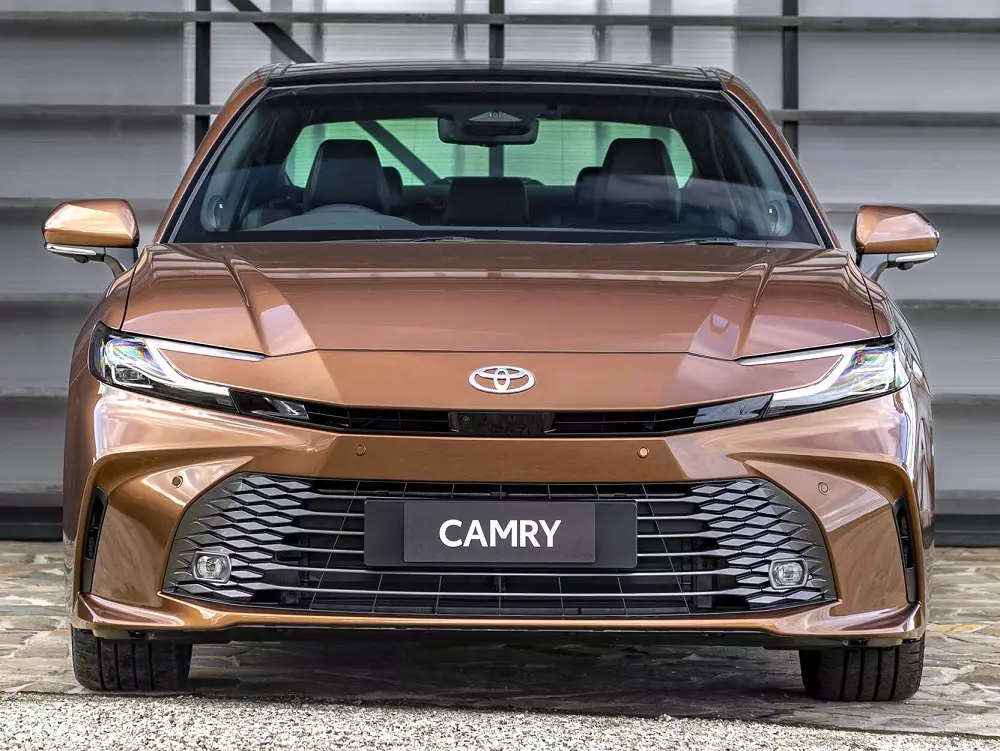 Cận cảnh thiết kế đầu xe của Toyota Camry 2025 dành cho Đông Nam Á