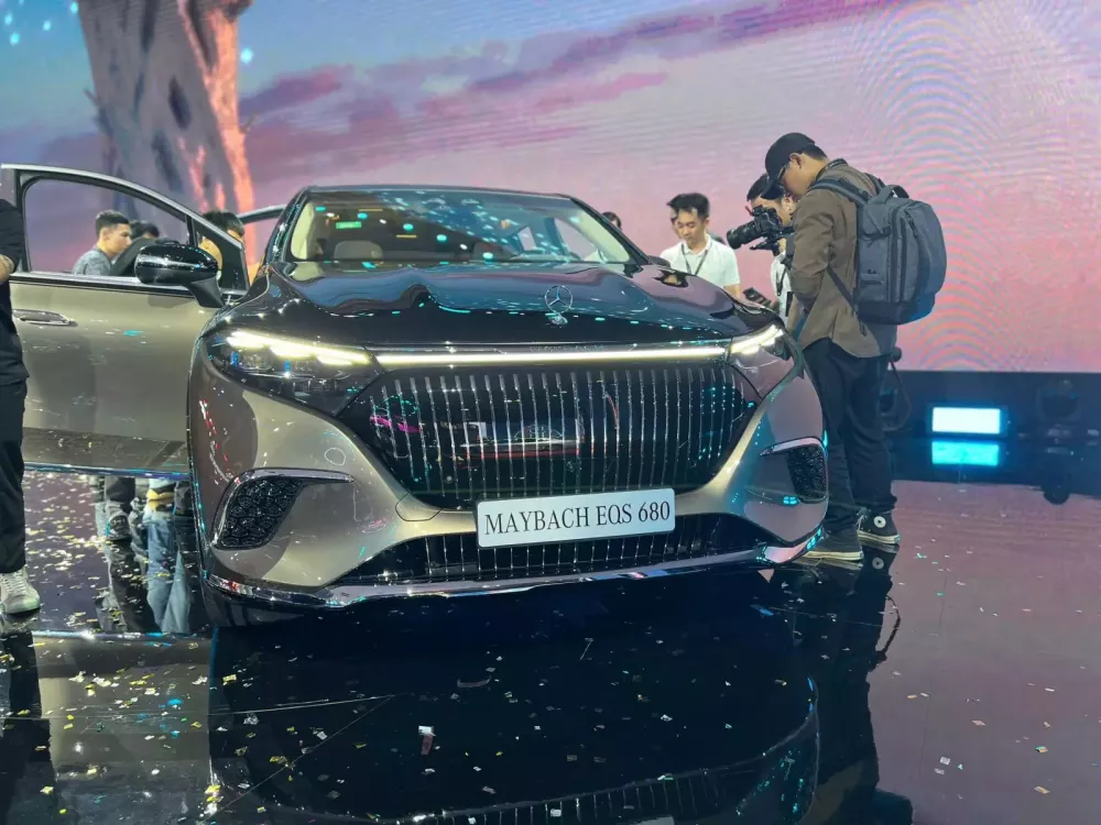 Side view of the Mercedes-Maybach EQS 680 SUV