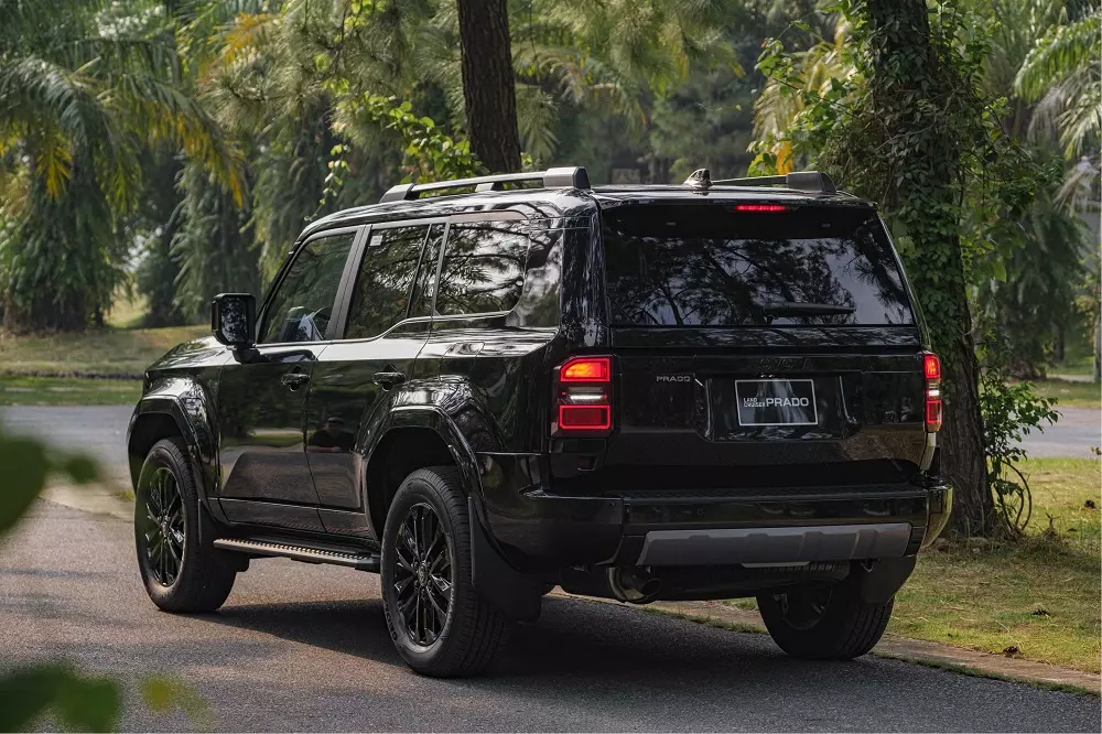 Toyota Land Cruiser Prado 2025 nhìn từ phía sau