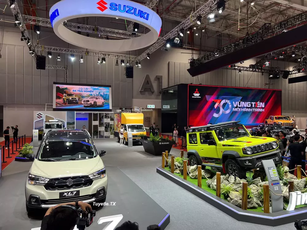 XL7 Hybrid và Jimny là ngôi sao của gian hàng Suzuki tại Triển lãm VMS 2024. XL7 Hybrid và Jimny là ngôi sao của gian hàng Suzuki tại Triển lãm VMS 2024.