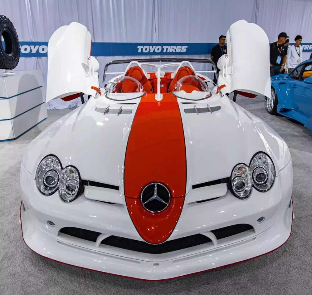 Side profile of the S Klub Mercedes-Benz SLR Renovatio