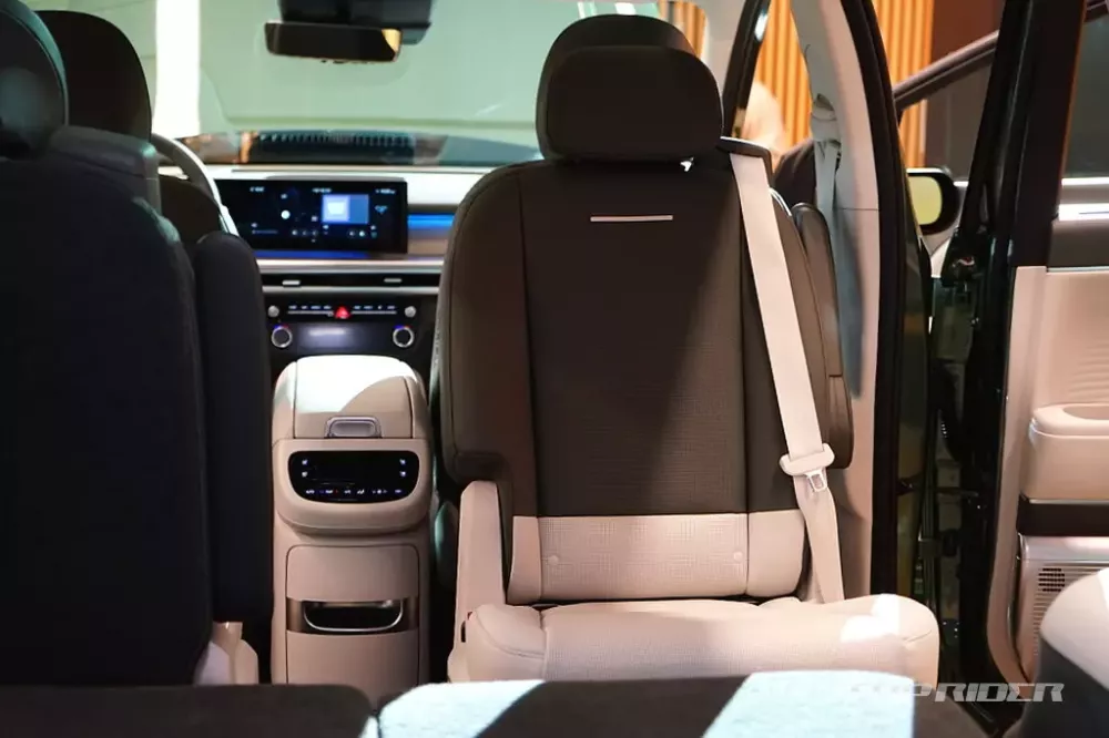 Hàng ghế giữa của Hyundai Ioniq 9 có thể xoay về phía sau Hàng ghế giữa của Hyundai Ioniq 9 có thể xoay về phía sau