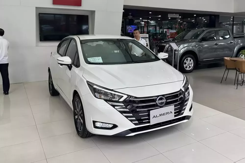 Nissan Almera 2025 xuất hiện bằng xương, bằng thịt tại đại lý Việt, ra mắt trong tháng này
