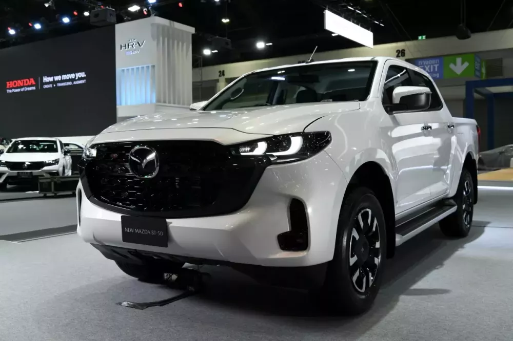 Mazda BT-50 2025 màu trắng