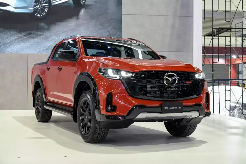 Mazda BT-50 2025 có điểm nhấn màu đỏ ở lưới tản nhiệt