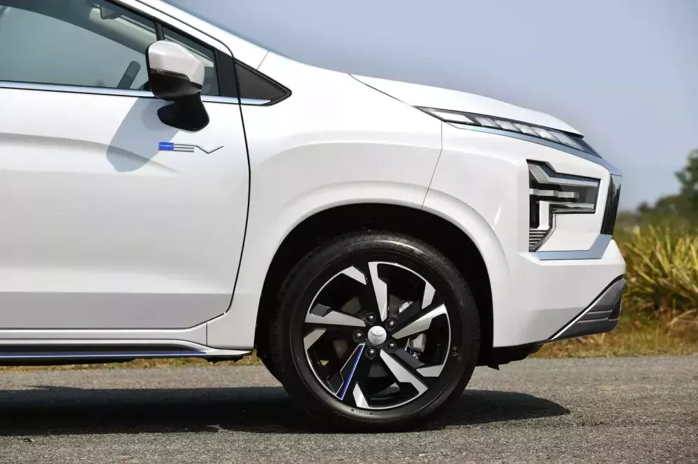 Mitsubishi Xpander HEV có thêm logo và những điểm nhấn màu xanh dương mới