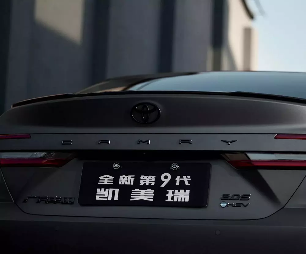 Toyota Camry Glorious Edition sở hữu logo màu đen xung quanh xe